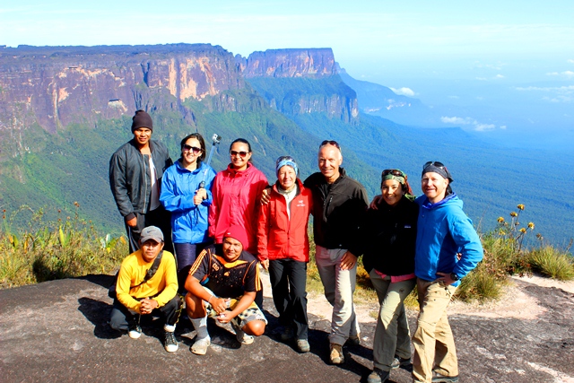 23_Gipfelfoto mit Gaesten und Crew